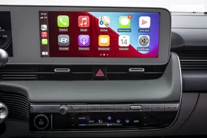 Поддержка систем Apple CarPlay и Android Auto